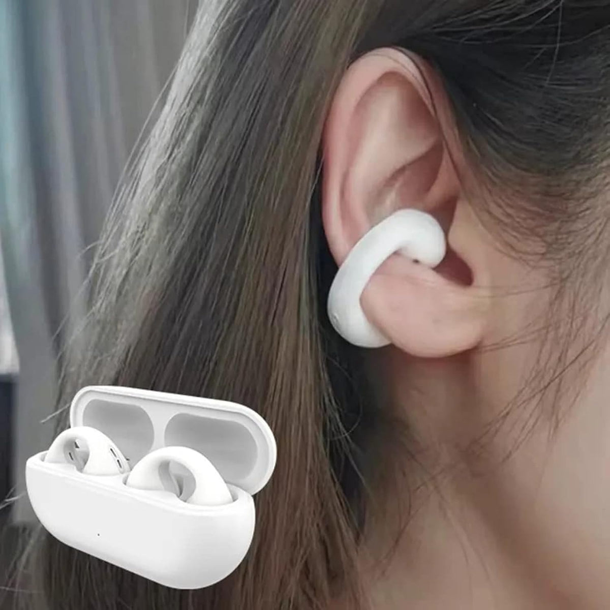 Audífonos clip de oreja blancos puestos en la oreja con estuche de carga