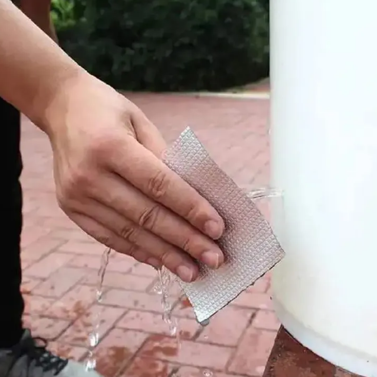 Cinta butílica deteniendo una filtración de agua al instante con solo presionarla