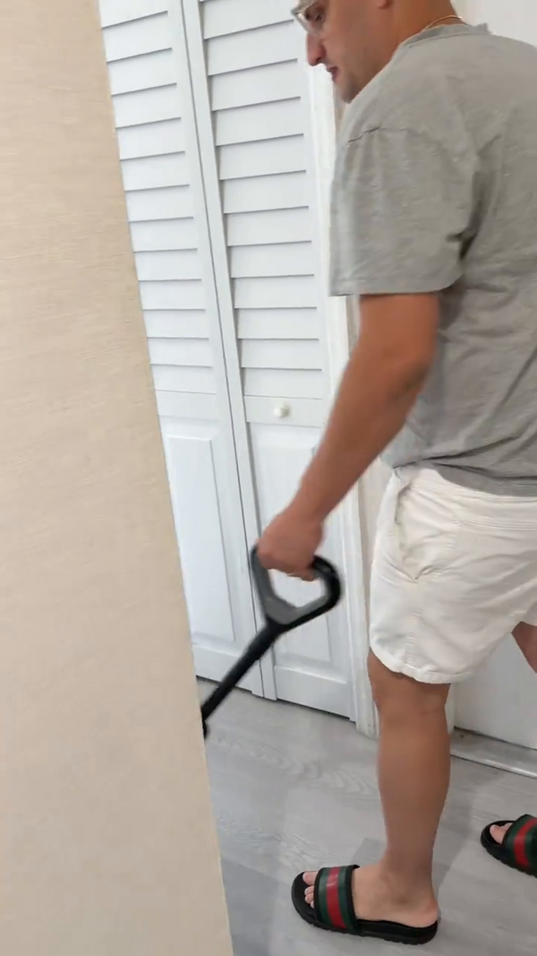 Aspiradora inalámbrica vertical lista para usar en casa