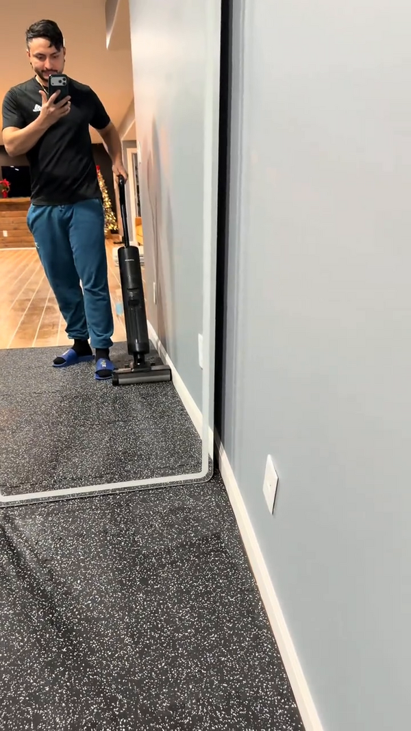 Limpiando el piso del hogar con la aspiradora inalámbrica 2 en 1