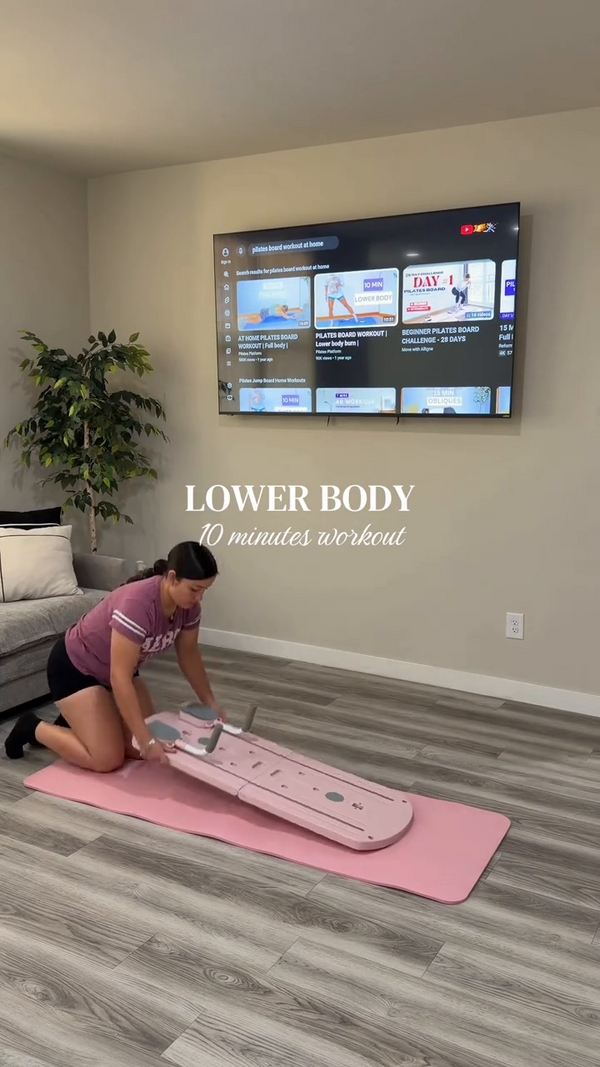 Mujer entrenando piernas sobre la tabla de pilates en casa