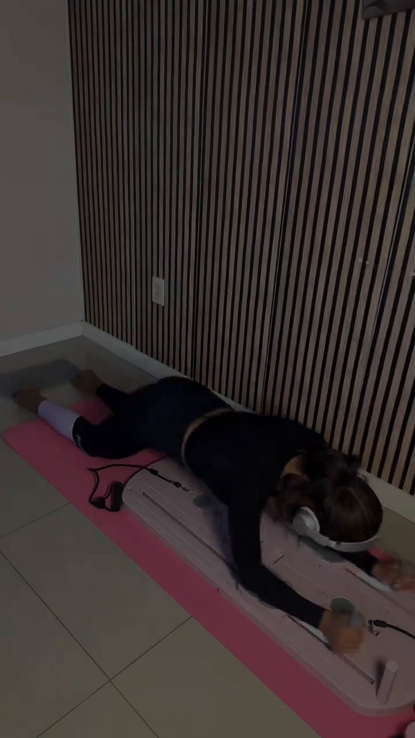 Ejercicio de bajo impacto sobre la tabla de pilates plegable