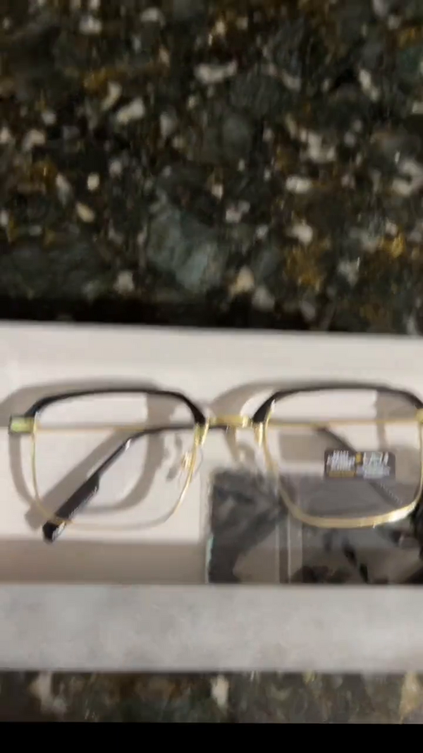 Lentes multifocales con montura metálica en su estuche
