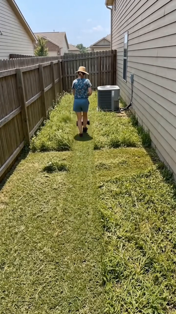 Cortando el pasto del jardín con la podadora inalámbrica