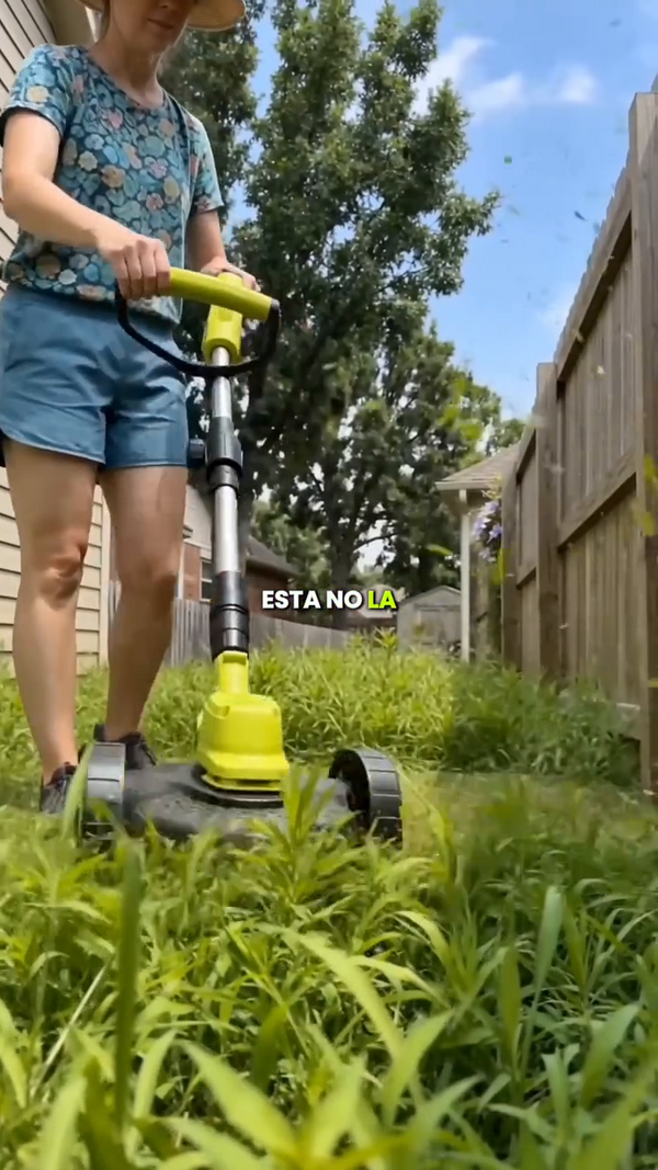 Cortando el pasto alto del jardín con la podadora inalámbrica de Aprecito