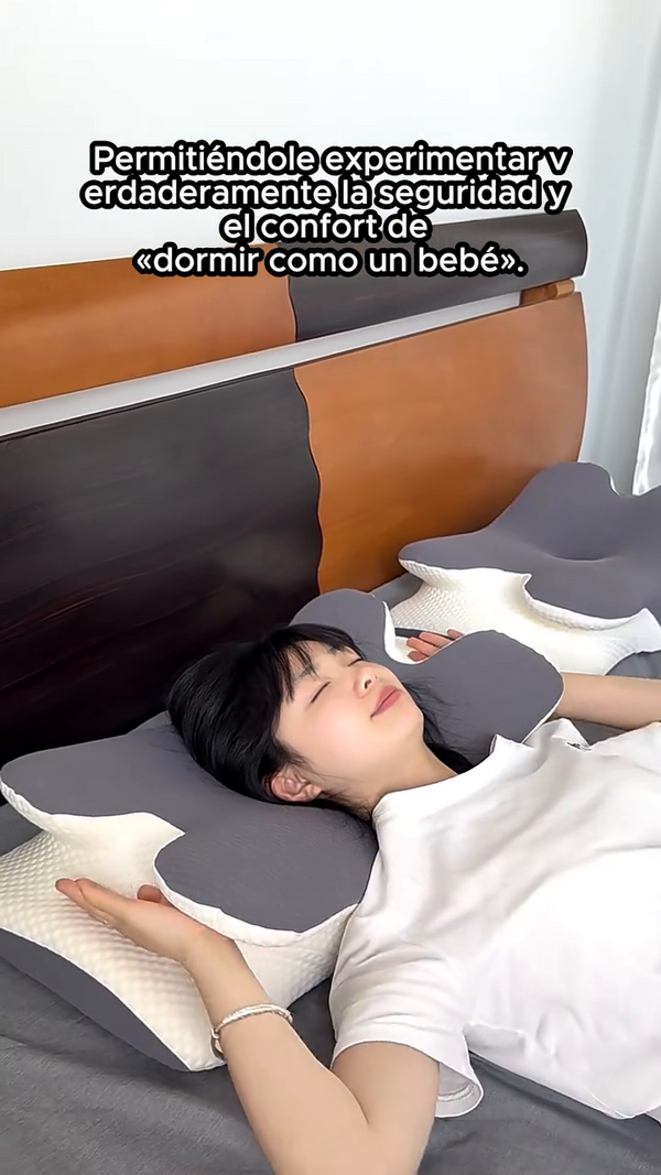 Persona durmiendo como un bebé sobre la almohada cervical ortopédica