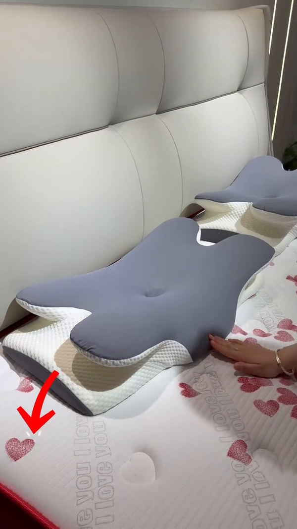 Almohada cervical de contorno apoyada en la cama