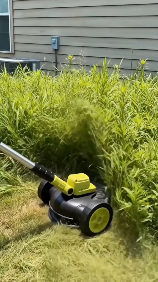 Podadora cortando maleza alta y dura en el patio