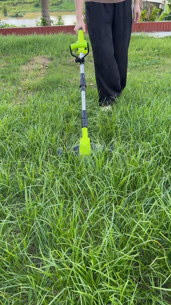 Podadora liviana cortando pasto fino del jardín sin cables