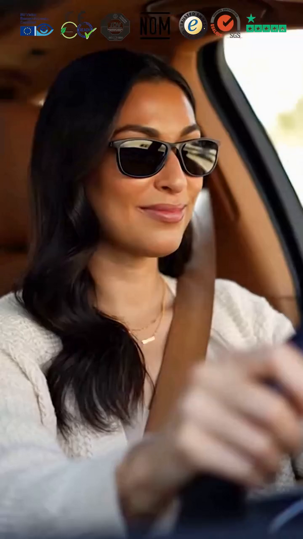 Mujer conduciendo con los lentes oscurecidos por el sol