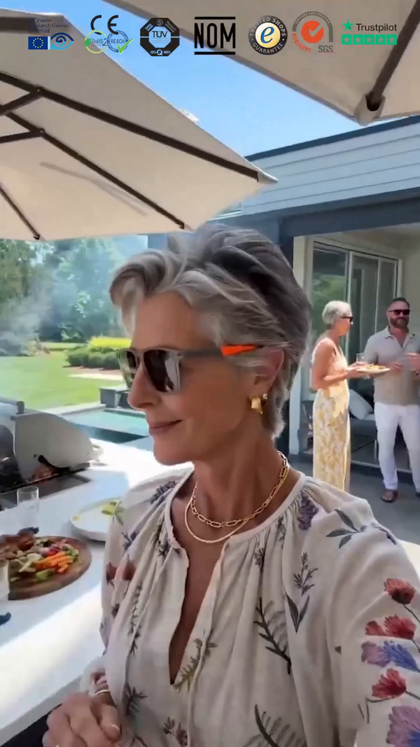 Mujer usando las gafas progresivas fotocromáticas al aire libre