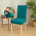 Funda de silla elástica color turquesa instalada