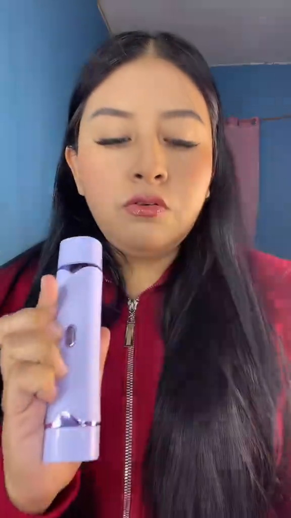 Mujer sosteniendo la depiladora facial portátil