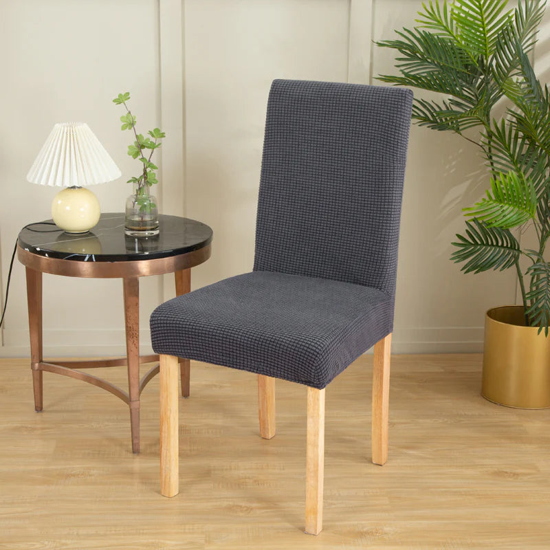 Funda de silla elástica color gris instalada