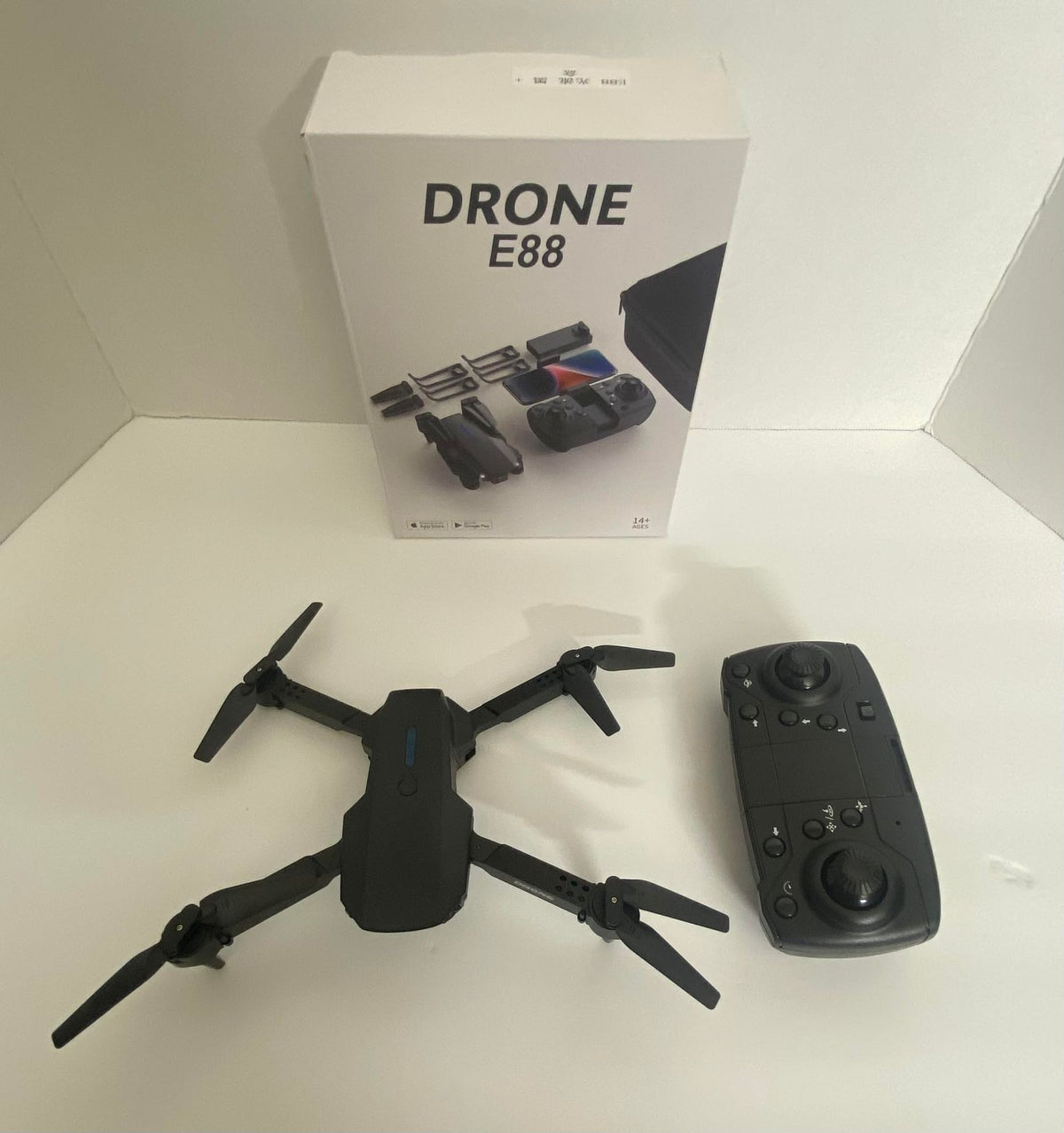 Dron plegable abierto junto a su maletín y mando remoto
