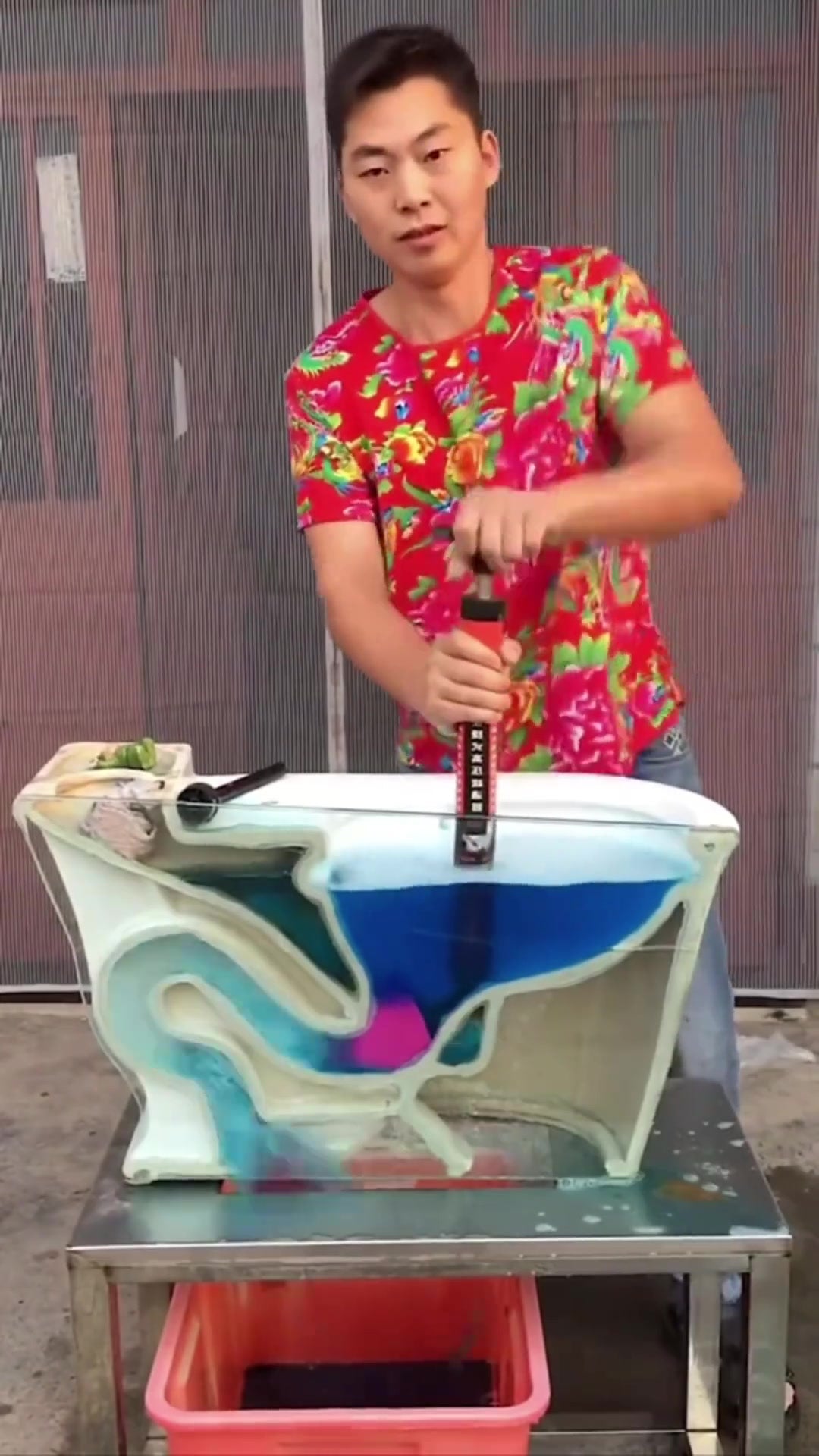 Cañería destapada, agua fluyendo
