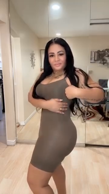 Mujer mostrando la figura marcada con el body faja moldeador color cocoa