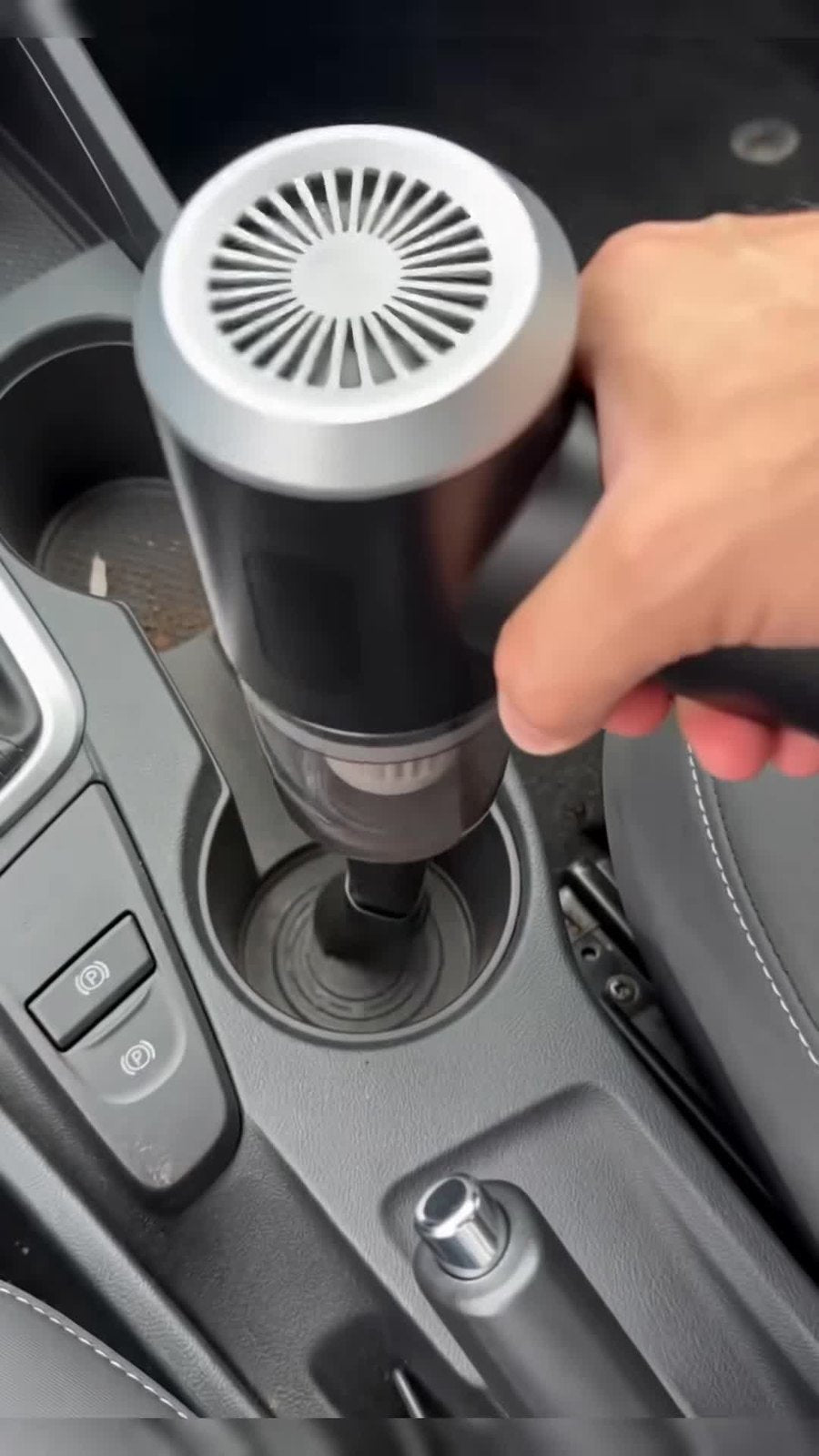 Aspirando la ranura del asiento del auto