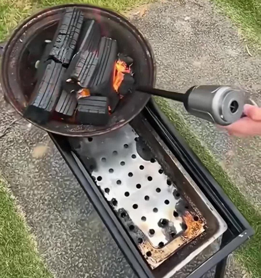 Encendiendo el carbon de la parrilla con el soplador