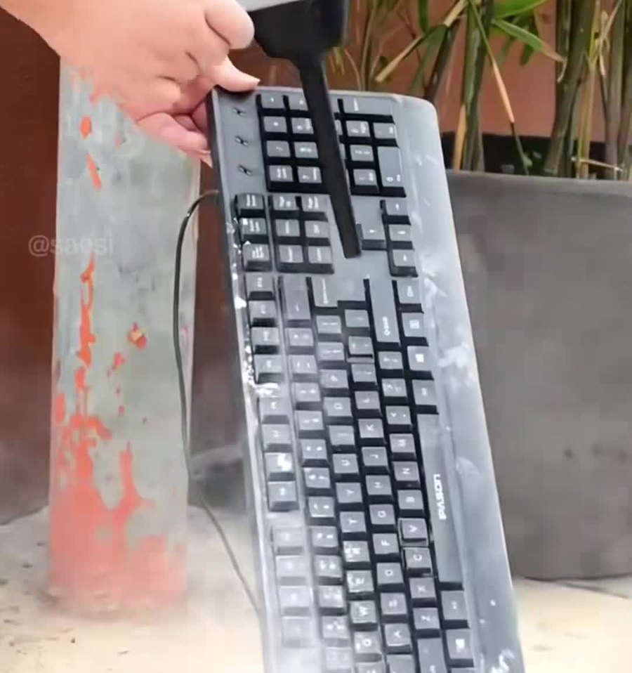 Soplando el polvo de un teclado
