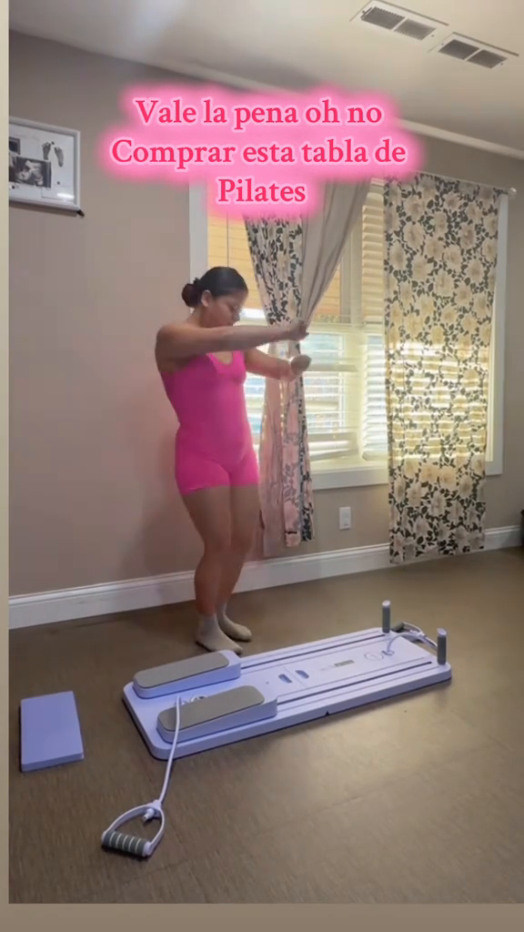 Mujer entrenando con la tabla de pilates reformador en su casa