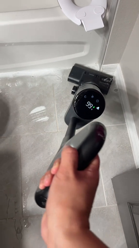 Aspirando y secando el piso húmedo del baño sin esfuerzo