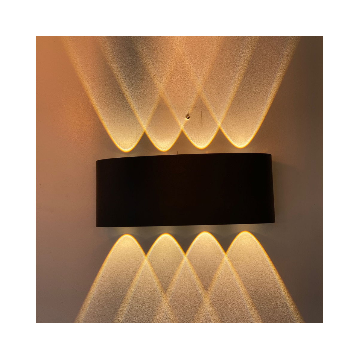 Lámpara de pared LED encendida con efecto de luz hacia arriba y abajo