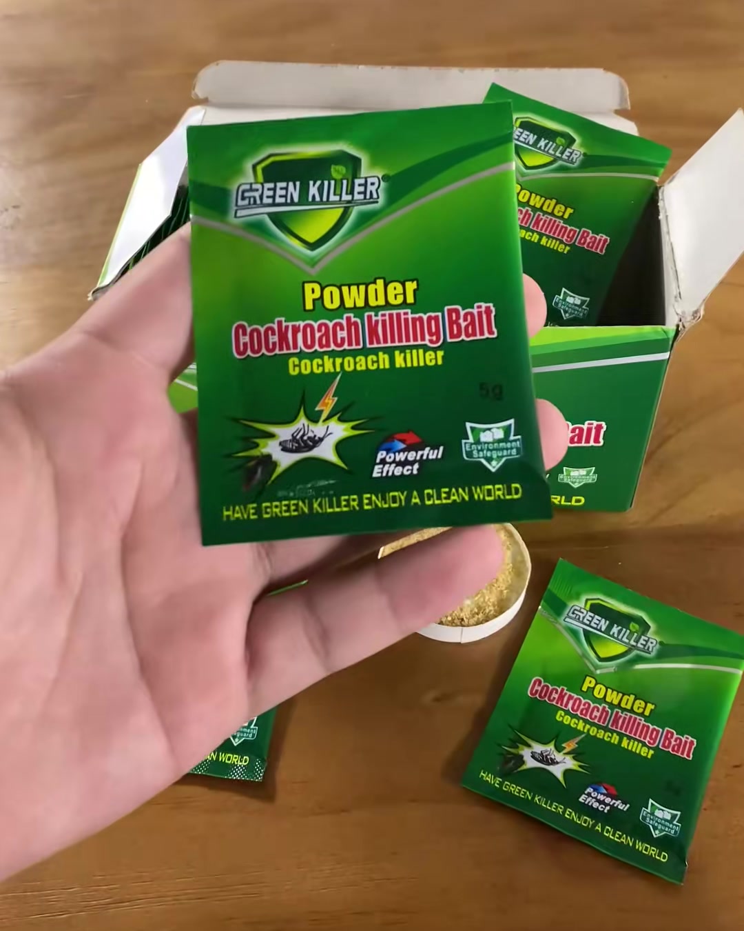 Sobre de polvo mata cucarachas en la mano listo para aplicar
