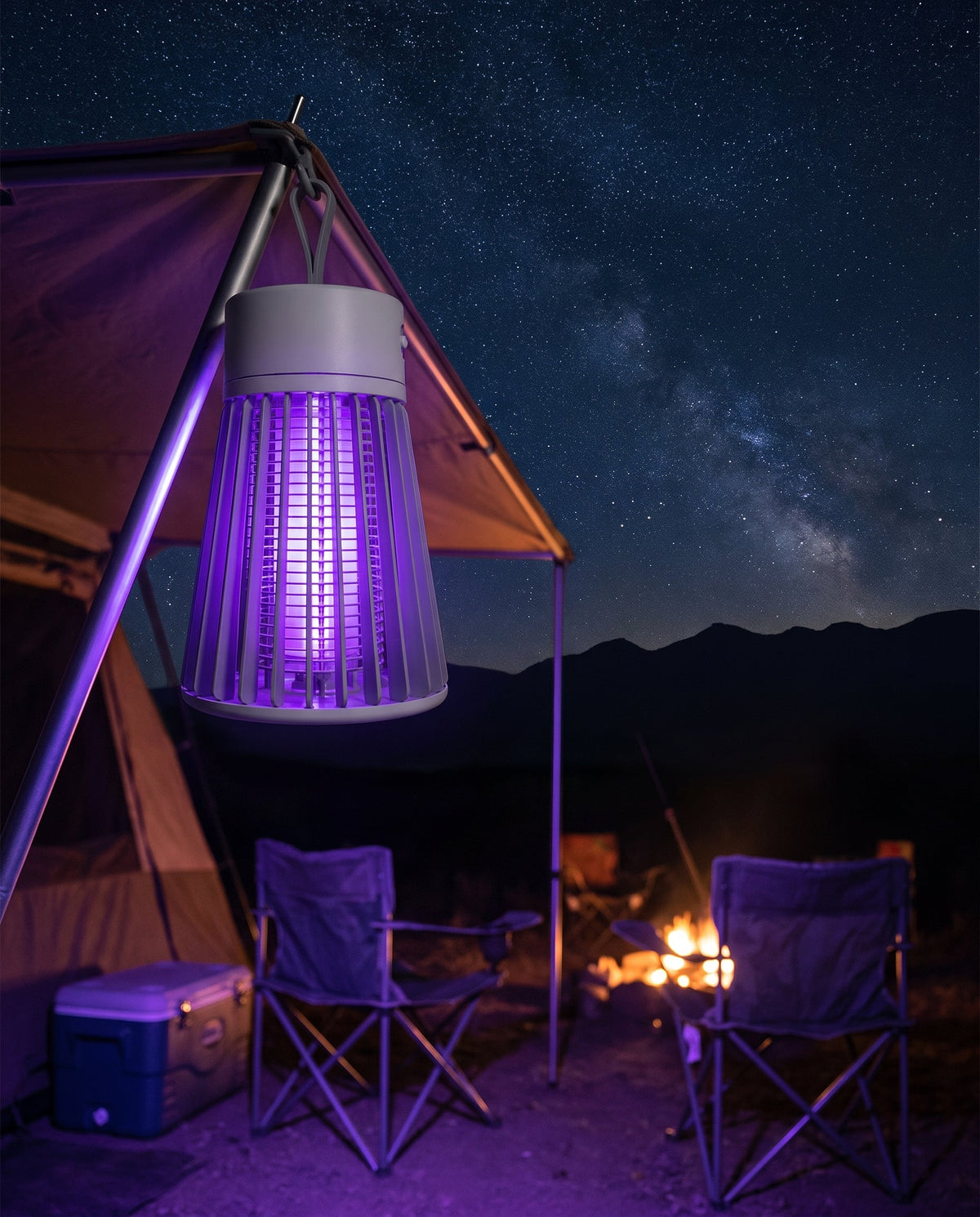 Lampara mata mosquitos colgada en la carpa de camping