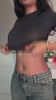 Mujer mostrando el brasier invisible sin varillas beige, soporte y comodidad