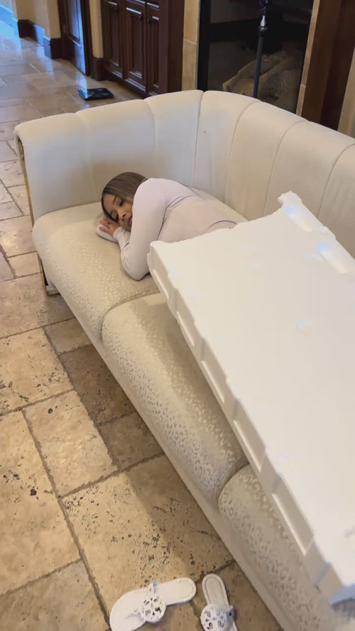 Demostración de la almohada ortopédica cervical de memory foam alineando el cuello