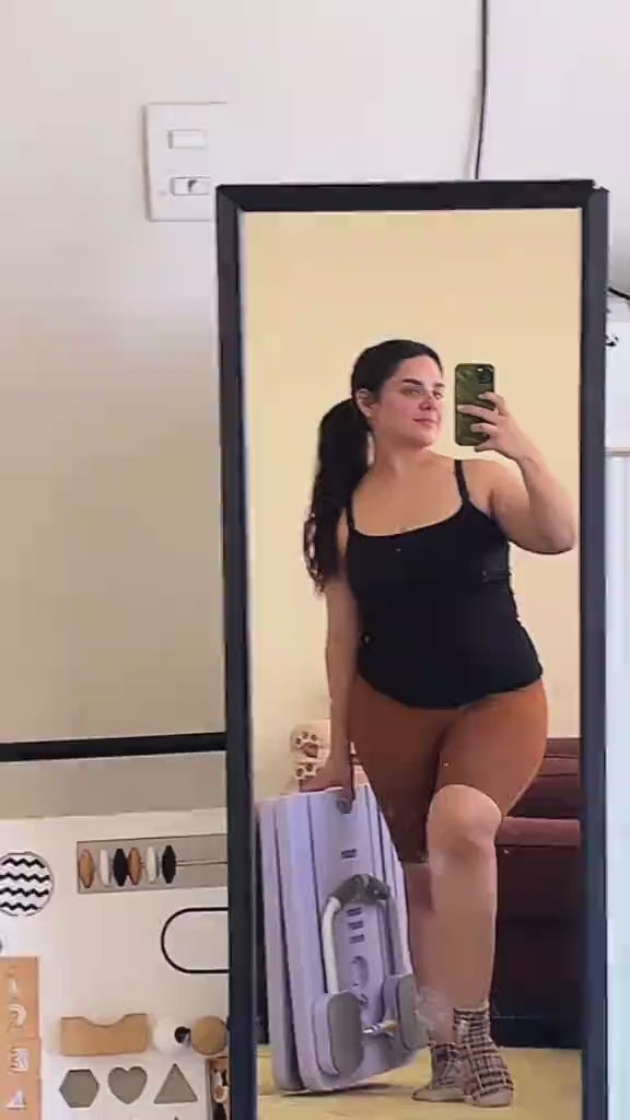 Demostración de la tabla de pilates plegable en uso en casa