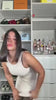Mujer mostrando como el body faja moldeador marca la cintura y levanta los gluteos